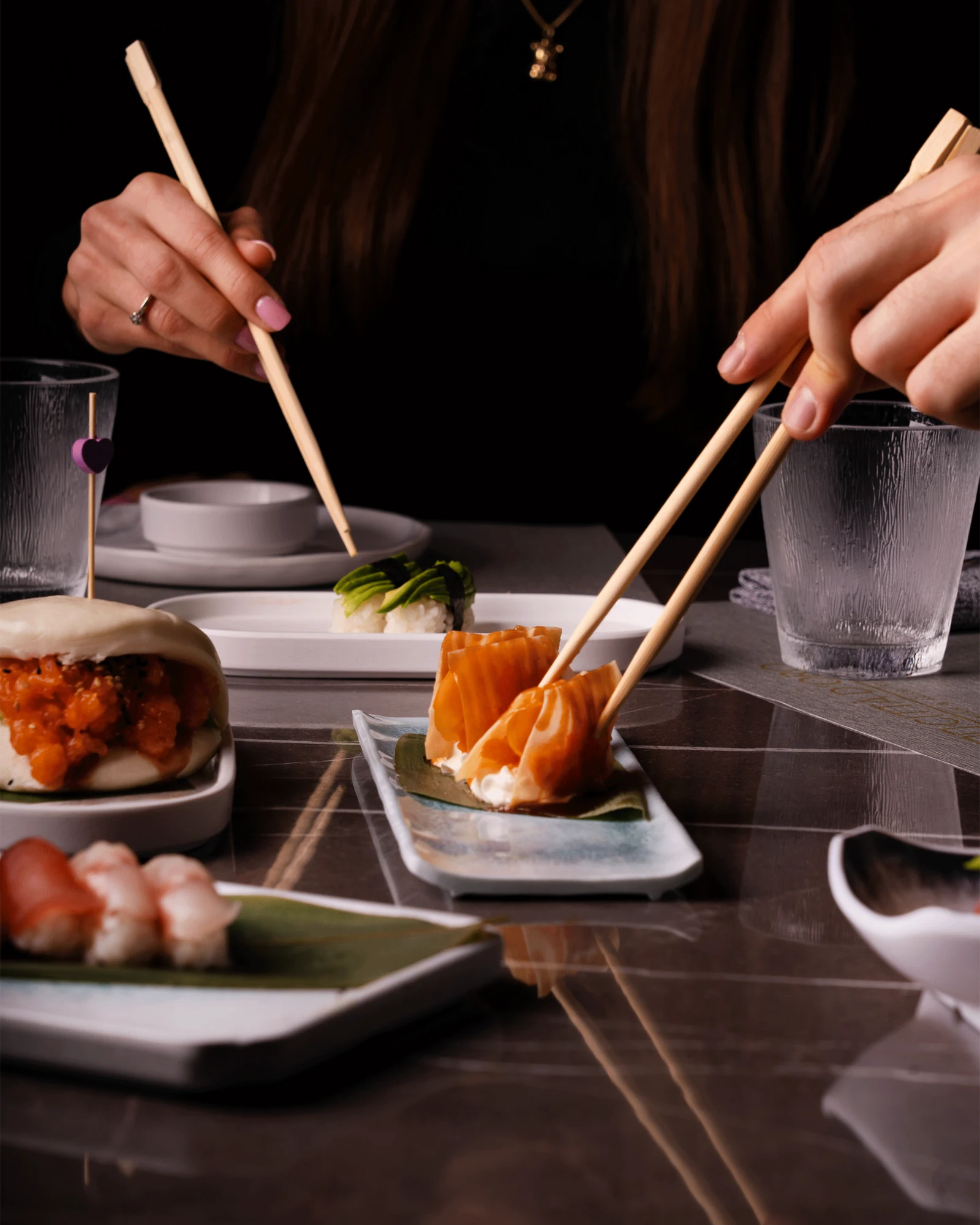 Ospiti che condividono sushi al Ristorante Città d'Oro